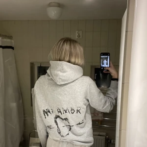 Mi Amor hoodie - Säljer min supersnygga Mi Amor hoodie då den tyvärr ej kommer till användning längre och den är i jättebra skick!💕Nypris: 1400kr