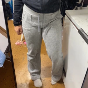 Juicybyxor  - Gråa juicybyxor som inte kommer till användning längre i strl S, dom är lite slitna i hälen men det är inget man kan göra åt🤷‍♀️ bara att höra av sig om man har frågor🥰
