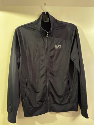 Skön ea7 tröja - Mörkblå ea7 tröja. 