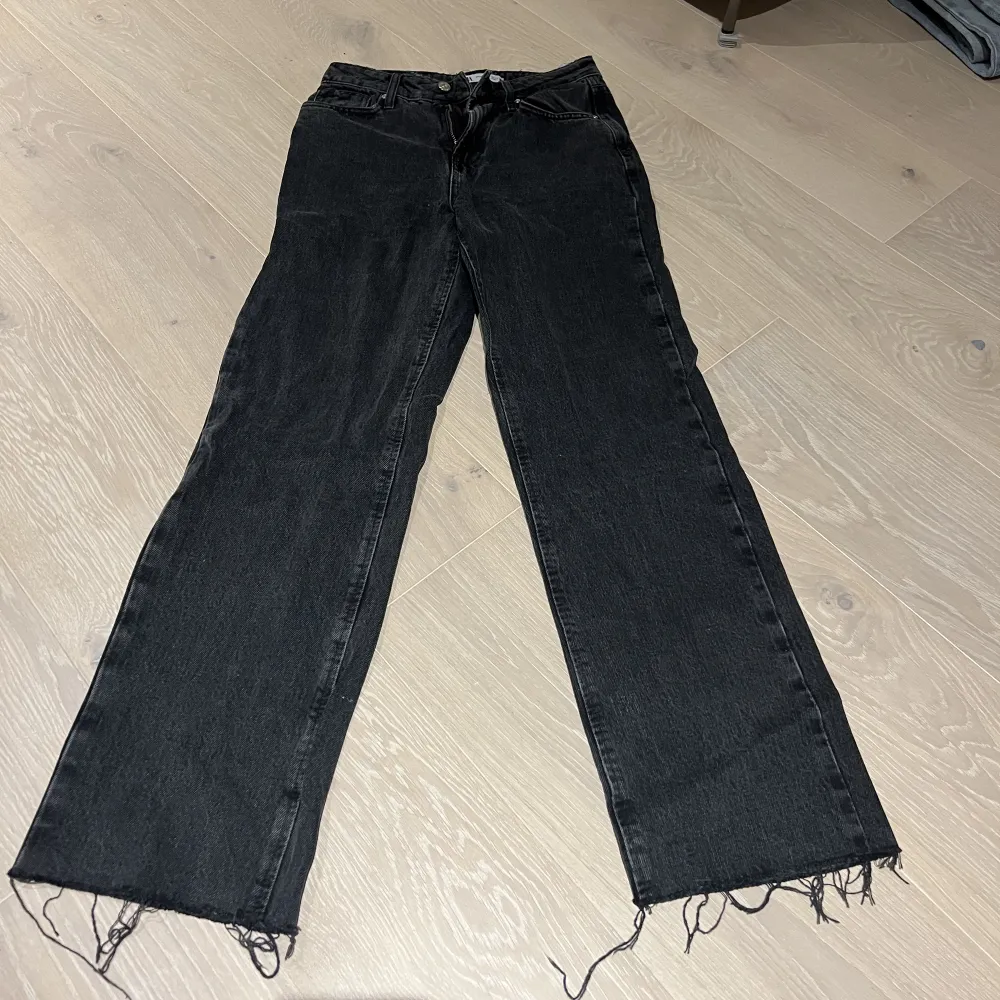Snygga jeans från Zara i fint skick, använda fåtal gånger💗 Pris kan diskuteras!. Jeans & Byxor.
