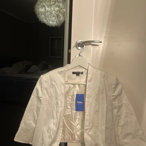 Bolero - Säljer då den aldrig kommit till användning! Jättefint skick och sellpy lapp finns kvar💞