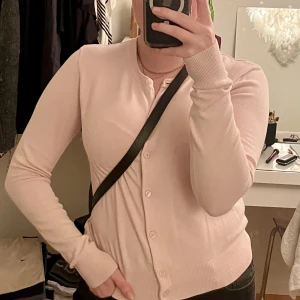 Rosa kofta - En ljus nästintill smuts rosa kofta som är så söt både egen med också tillsammans/ovanför linne eller T-shirt 