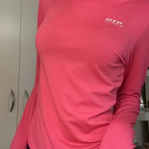 Rosa träningtröja (långärmad) 😚 - Använd men förekommer inte större defekter utöver ett litet hål på ena sidan 💗