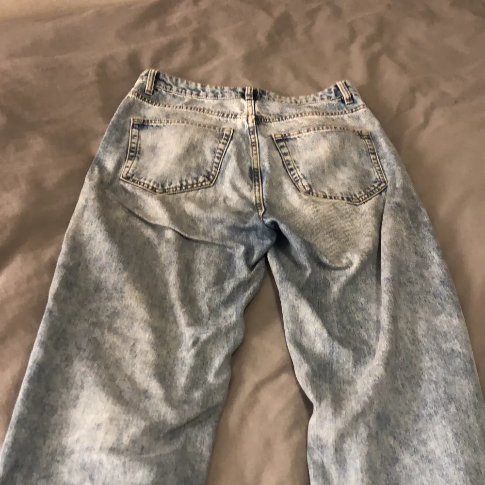 Superfina jeans från Lindex säljes Storlek 38,de är i fint skick❤️Modellen ”Betty”   Säljer de för att de inte kommer till användning,köpare står för frakten . Jeans & Byxor.