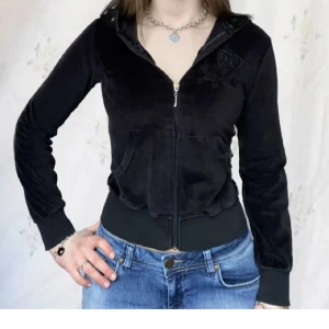 Juicy kofta - Svart juicykofta, köpt på plick, gå in på min profil under "köpt" så ser ni den. Ser precis ut som bilderna. (Lånade från förra säljaren) Använt en gång AV MIG. vet ej om förra ägaren. Tryck helst inte köp nu, har frimärken.