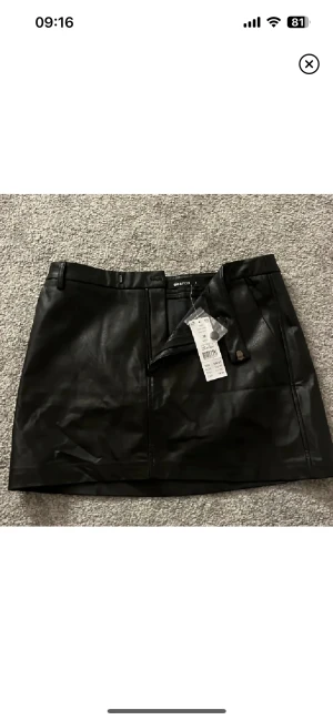 Skinnkjol  - Från Gina storlek M. Prislapp kvar