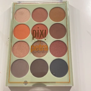 Pallet - En smink pallet från pixi som aldrig är använd!