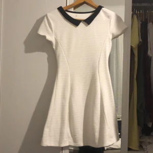 Klänning  - Väldigt fint klänning tror stt den är från Zara. 