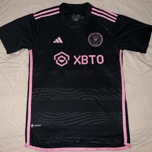 Miami fotbollströja - Miami Messi fotbollströja, stlr M. Oanvänd. Kopia. 