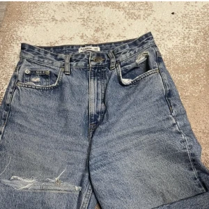 Straight leg jeans - Ett par marinblåa jeans med högmidja. Mycket bra skick 