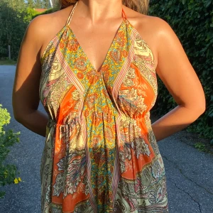 Lång klänning  - En sommarklänning 🦋 Jag är 160cm lång, så du kan bedöma själv om klänningen skulle vara för lång eller kort för  dig! klänningen är helt ny, och lappen sitter fortfarande på plagget . Du kan justera storleken till alla storlekar (S,M,L) ✨