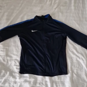 Nike hoodie - Säljer min feta nike hoodie för att jag aldrig använt den.skick är 10/10 inga fläckar eller hål.hör av er vid frågor eller bilder.pris kan diskuteras