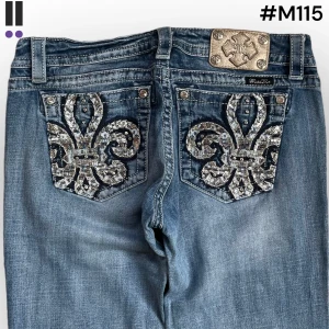 M115 lågmidjade bootcut missme jeans  - MissMe jeans i model Boot 💜 Tag 31W 💜Midja (rakt över) 42cm 💜 Innerben 74cm 💜 Ytterben 102cm 💜 Benöppning 22cm 💜 nedgångna 💜Våra mått blir W=33, L=29 💜 Men jämför alltid måtten💜M115