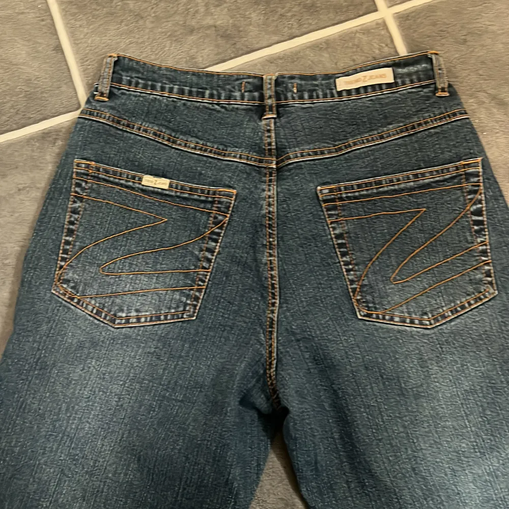 2000s vintage jeans i storlek 38. 300kr plus frakt. . Jeans & Byxor.