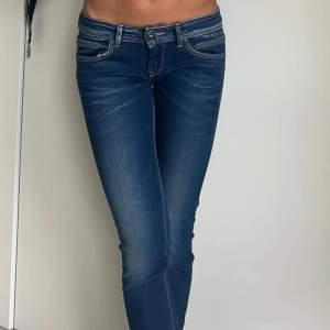 lågmidjade jeans  Rakt över: 36cm, innerbenslängd:  75cm