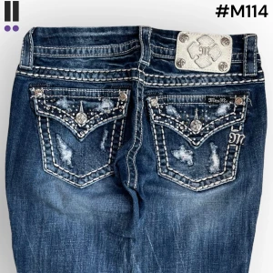M114 lågmidjade bootcut missme jeans  - MissMe jeans i model Slim Boot 💜 Tag 26W 💜Midja (rakt över) 35cm 💜 Innerben 73cm 💜 Ytterben 97cm 💜 Benöppning 20cm 💜 saknar stenar 💜Våra mått blir W=27, L=28 💜 Men jämför alltid måtten💜M114