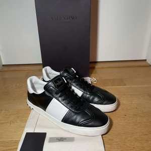 Valentino flycrews - (Säljer åt en kompis) snygga äkta valentino flycrews. Finns dustbag och box kvar. 10/10 skick. Använda fåtal gånger. Nypris ca 7000 säljs för 3850kr. Hör av vid intresse!