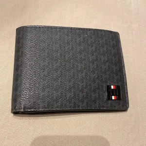 Tommy hilfiger  - Säljer en Tommy hilfiger plånbok som jag inte använder längre 