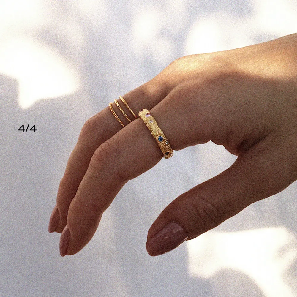 Säljer denna underbara ring från Safira i guld. Borstad yta och olika färger på stenarna. Knappt använd, jättefint skick❤️ stl 18 nypris 1000kr. Pris kan diskuteras vid snabb affär . Accessoarer.