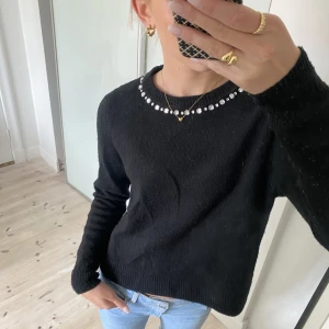 söta detaljer - Superfin stickad tröja med fin detalj med paljetter i storlek S från hm!💕