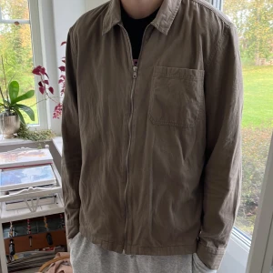 Overshirt - Säljer en stilren overshirt, skick 9/10 inga defekter. Mitt pris är 249, det är stl L men sitter som en M. MVH Simon 