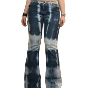 Boot cut Jeans - Intressekoll på dessa boot cut low rise jeans med tie-dye aktig wash älskar de men säljer eftersom de har blivit för små Står ingen storlek på byxorna men skriv för mått!