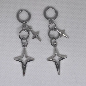 Star shine dubble star Layerd hoops - Dessa örhängen är till största dels gjorda av rostfritt stål vilket innebär att de förmodligen inte förstörs om de kommer i kontakt med vatten och allmänt håller längre. Rostfritt stål ändrar inte färg som att ndra material ,perfekta för vardaglig användn