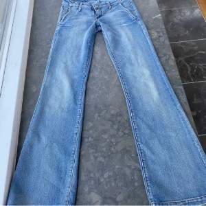 Säljer mina Lågmidjade jeans då jag har köp ett liknande par!! 💕Midjemåttet är 36+stretch och innerbenslängden är lite över 83 då jag öppnat sömmarna💕 Passar både 34 och 36