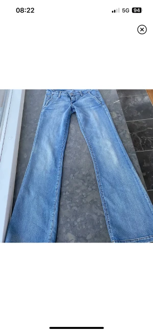 Lågmidjade jeans  - Säljer mina Lågmidjade jeans då jag har köp ett liknande par!! 💕Midjemåttet är 36+stretch och innerbenslängden är lite över 83 då jag öppnat sömmarna💕 Passar både 34 och 36