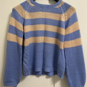 Stickad tröja  - Stickad tröja som är blå och rosa. Är använd lite.