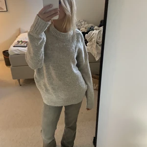Grå stickad - Säljer denna fina gråa stickade tröjan fint skick