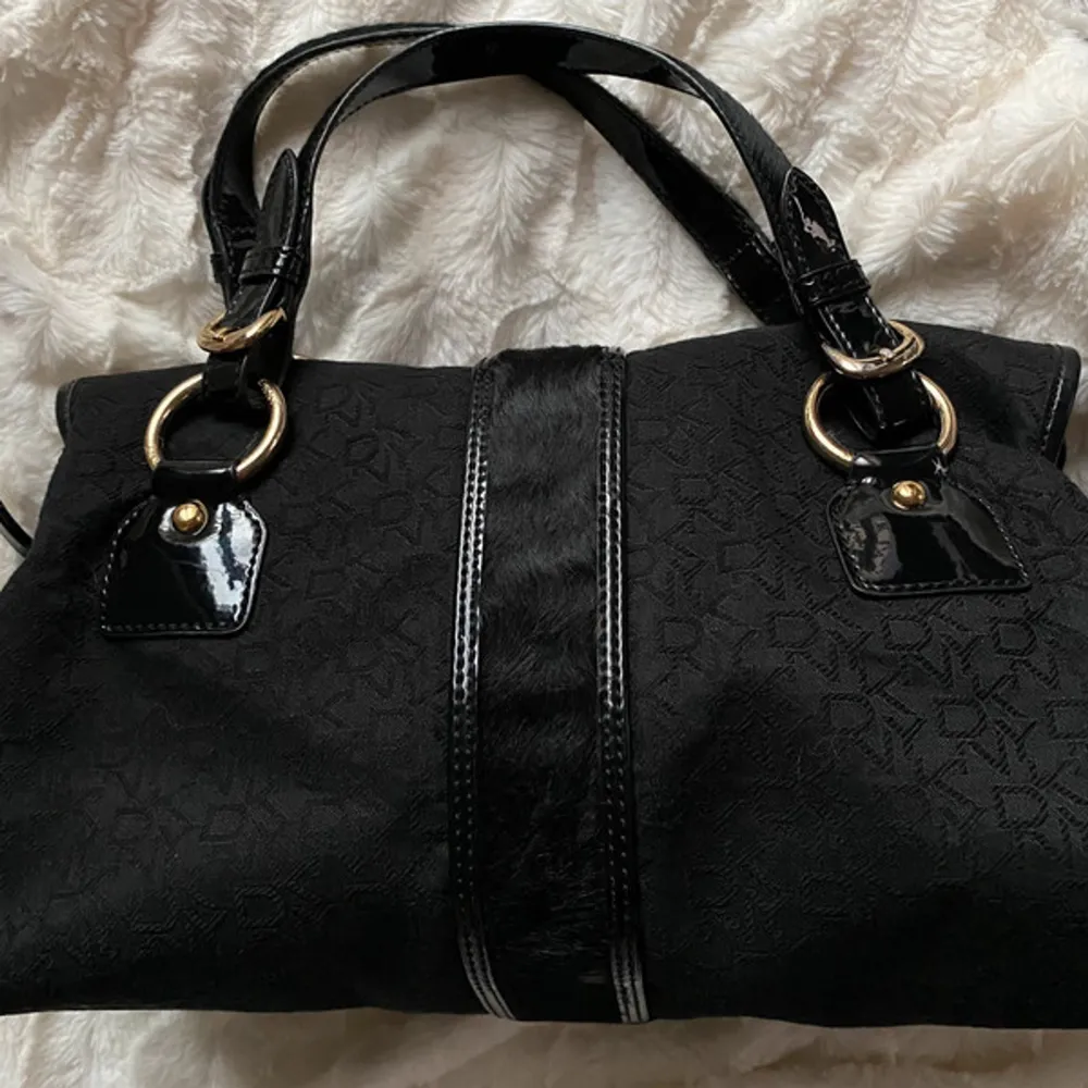 vintage dkny väska i nästintill perfekt skick med undantag för liten slitning på väskans handtag (kan skicka bild) 💌 ca 42 cm bred och 23 cm hög, rymmer mycket!!. Väskor.