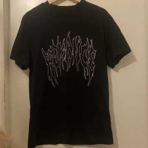 Rhinestones t-shirt  - Oversize t-shirt från weekday med rhinestones✨ knappt använd 