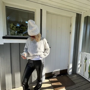 Stickad tröja - Säljer den här super snygga stickade tröjan! Den är jätte cool och glittrar lite💘💘 skriv gärna om du har frågor! Tryck på köp nu för smidigast affär💘