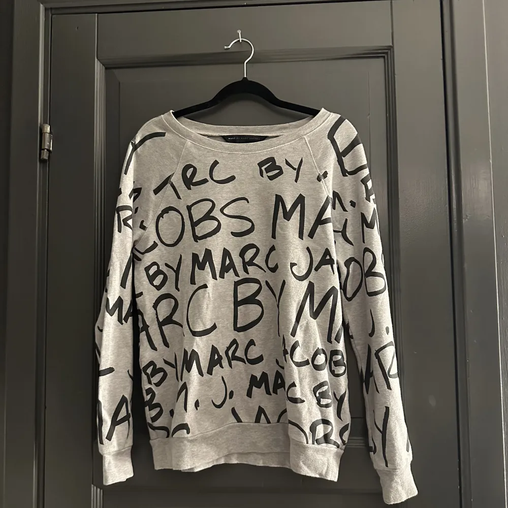 En tröja från Marc jacobs, använd ett fåtal gånger  Säljer för 400kr + frakt . Tröjor & Koftor.