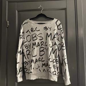 En tröja från Marc jacobs, använd ett fåtal gånger  Säljer för 400kr + frakt 