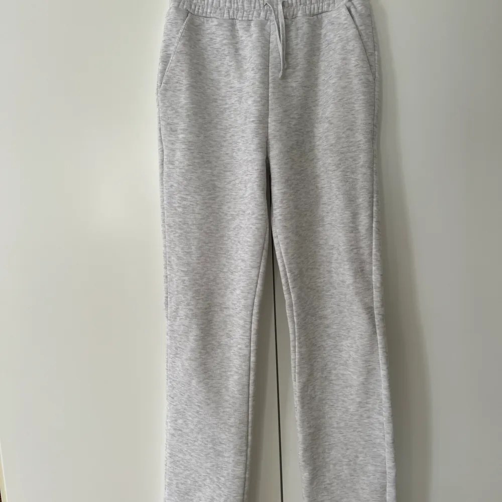 Sweatpants från LXA använda 2 gånger Storlek S men passar M och XS också beroende på hur man vill att dom sitter🌟. Jeans & Byxor.