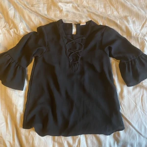 Svart blus - Säljer denna fina blus 💕 köpt på Plick för 300
