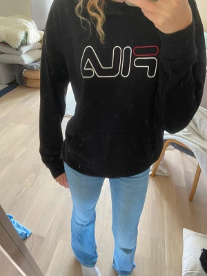 Fila hoodie  - Säljer denna svarta fila hoodien. Den är i bra skick och köpte den runt 400kr. 