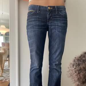 Hej säljer dessa super snygga utsvängda jeans från GUESS pågrund av att det inte kommer till så mycket andvändning och aldrig andvända sen jag köpte det på Sellpy för 450kr!💛det står strl 38 men passar 36