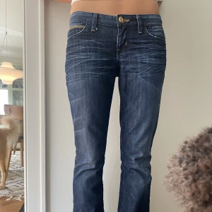GUESS utsvängda jeans - Hej säljer dessa super snygga utsvängda jeans från GUESS pågrund av att det inte kommer till så mycket andvändning och aldrig andvända sen jag köpte det på Sellpy för 450kr!💛det står strl 38 men passar 36