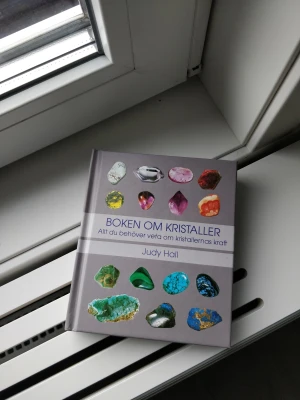 Boken om kristaller  - En bok om kristaller som är i nyskick! Har tappat intresset för sådant och därför hoppas jag att den kan få gå vidare till någon som får mer användning av den! Bara att skriva vid frågor eller funderingar!💗