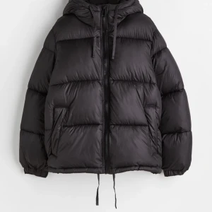 Vinterjacka  - Säljer min svart pufferjacka i stl S från H&M som jag köpte av en annan tjej på plick men tyvärr är den för stor för mig💞Den är i nyskick och har inga slitningar💕(de är den glansiga varianten som är slutsåld) 