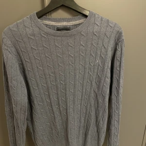 Kabelstickad Kashmirtröja Boomerang - Säljer denna kabelstickade kashmirtröjan från Boomerang. Storlek M men passar även S. Nypris ca 1600, mitt pris 399kr. Hör av dig vid fler bilder eller frågor!