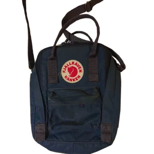 Fjällräven Kånken Sling Bag - Skithändig liten mörkblå Fjällräven axelremsväska! Frakten står du för, DM:a vid intresse och priset går alltid att diskutera!