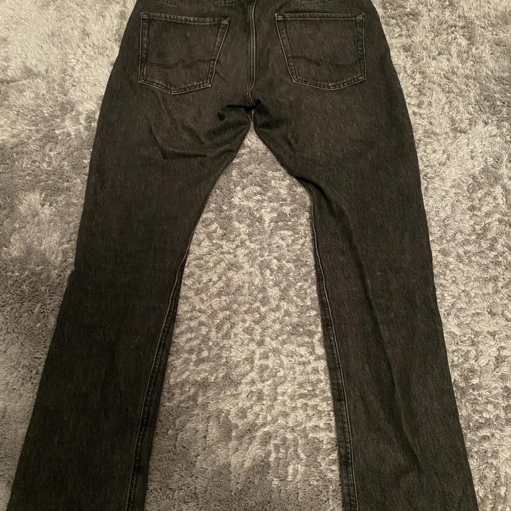 Säljer min mörkgrå jeans som ifrån Jack and Jones som är i storlek 30 32. Jeansen är i väldigt bra skick.. Jeans & Byxor.