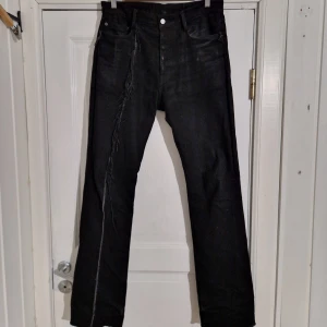 Unsound rags japanese denim - Andra verasionen av unsound rags jeansen. Är bättre gjorda än dom första.  Dom är Använda en bra del men fortfarande i bra condition (bara att fråga om mer bilder) Subtil bootcut som är likt ysl d17. Långa i längden för stacking Skicka gärna offers på dom