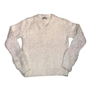 White Fluffy Sweater with Lace Sleeves - Denna tröja är skonsamt använd och är vackert gjord.
