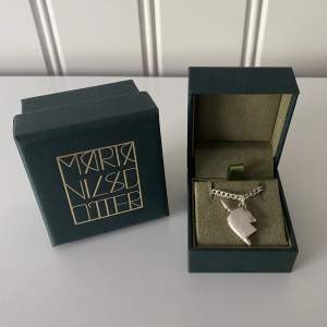 Säljer denna del av Maria Nilsdotter ”you and me necklace”. Nypris för båda är 2995kr, men säljer enbart denna del för 1500kr. Köptes i början av detta år men har inte alls kommit till användning hos mig. Därav i nyskick🫶superfint verkligen!! Längd 45.