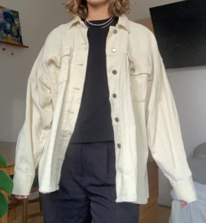 Overshirt från Gina Tricot - Använd 2 gånger så i fint skick, säljer då den inte kommit till användning. Modellen är lite oversized och jag är 178 cm lång för referens💕